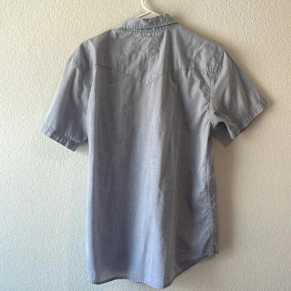 Levi’s pale blue button up top Medium - Picture 4 of 6
